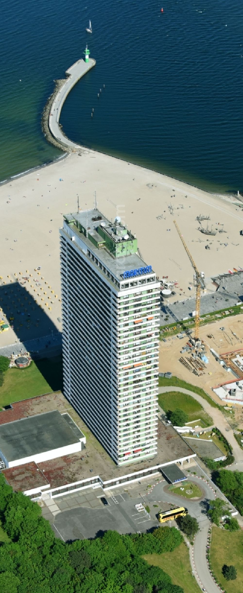 Aerial photograph Lübeck - High-rise building of the hotel complex Maritim Strandhotel Travemuende on Trelleborgallee in the district Travemuende in Luebeck in the state Schleswig-Holstein, Germany