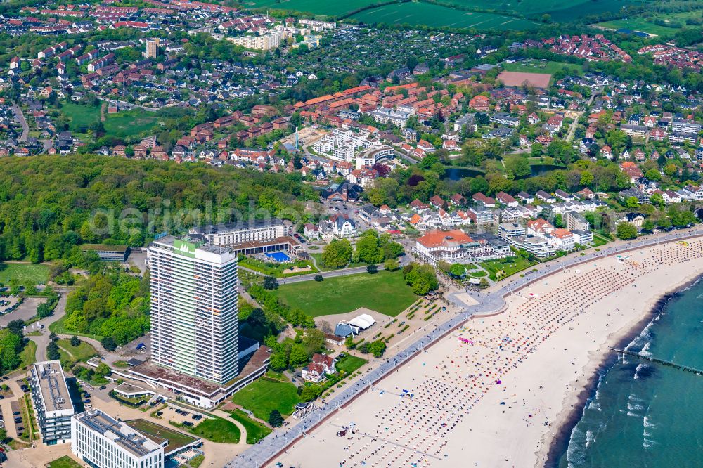 Aerial photograph Lübeck - High-rise building of the hotel complex Maritim Strandhotel Travemuende on Trelleborgallee in the district Travemuende in Luebeck in the state Schleswig-Holstein, Germany