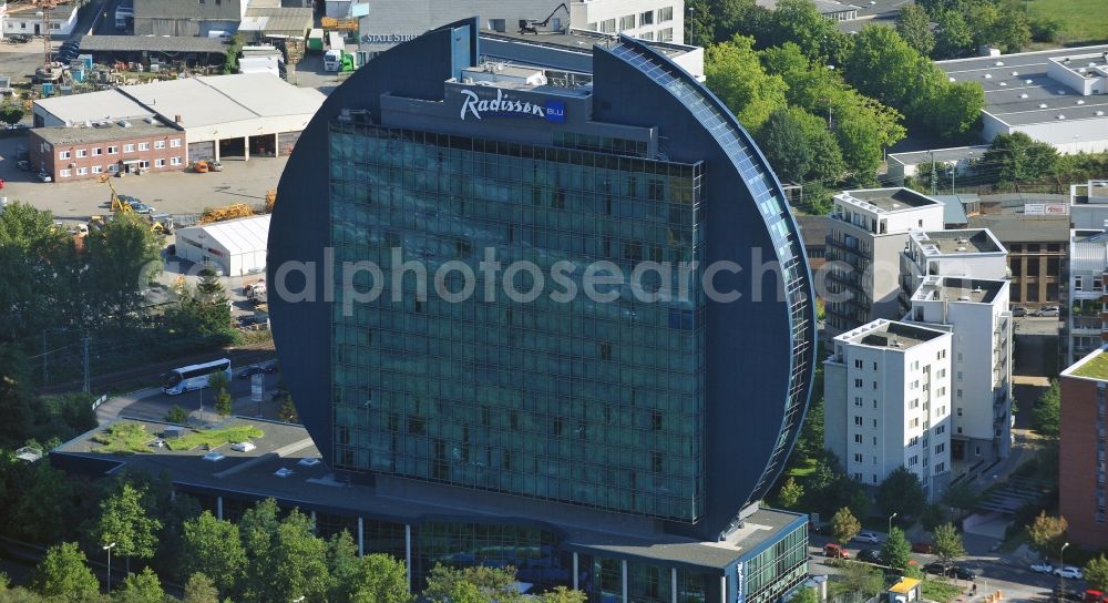 Aerial image Frankfurt am Main - High-rise building of the hotel complex Radisson Blu Hotel an der Franklinstrasse in Frankfurt in the state Hesse