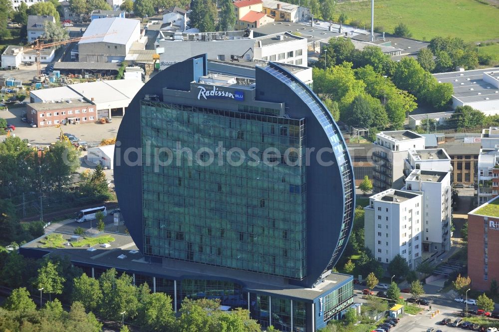 Aerial photograph Frankfurt am Main - High-rise building of the hotel complex Radisson Blu Hotel an der Franklinstrasse in Frankfurt in the state Hesse