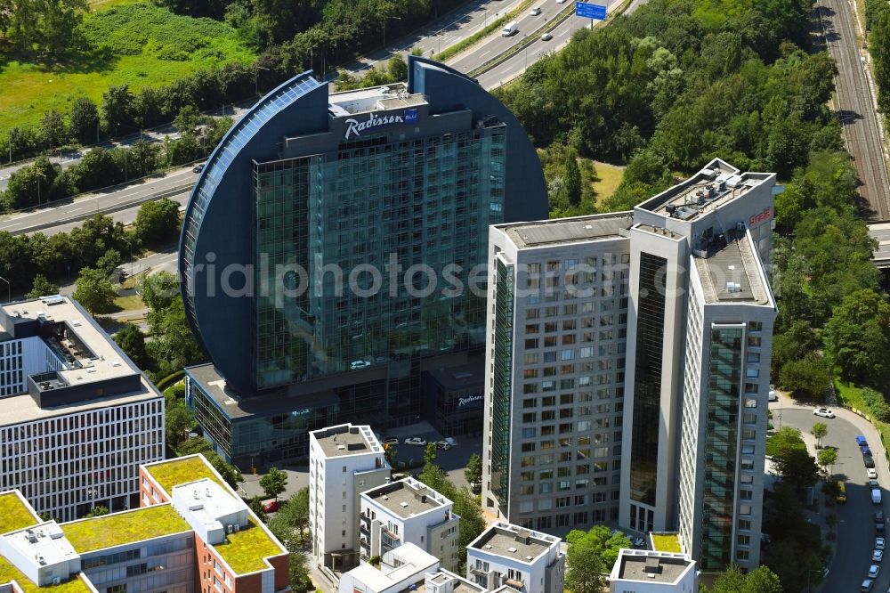 Aerial image Frankfurt am Main - High-rise building of the hotel complex Radisson Blu Hotel an der Franklinstrasse in Frankfurt in the state Hesse