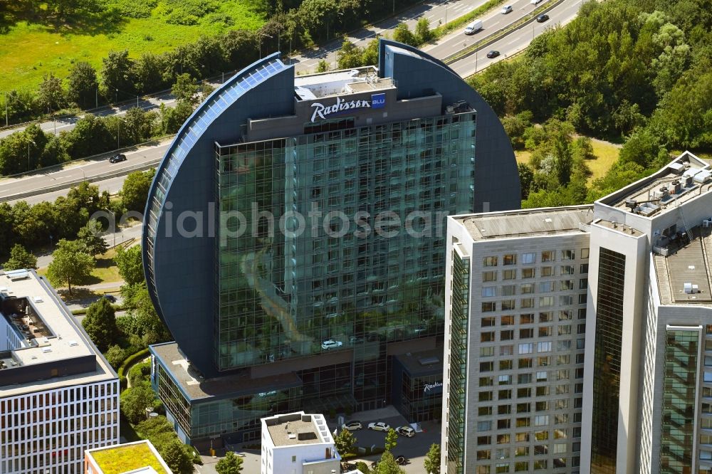 Aerial photograph Frankfurt am Main - High-rise building of the hotel complex Radisson Blu Hotel an der Franklinstrasse in Frankfurt in the state Hesse