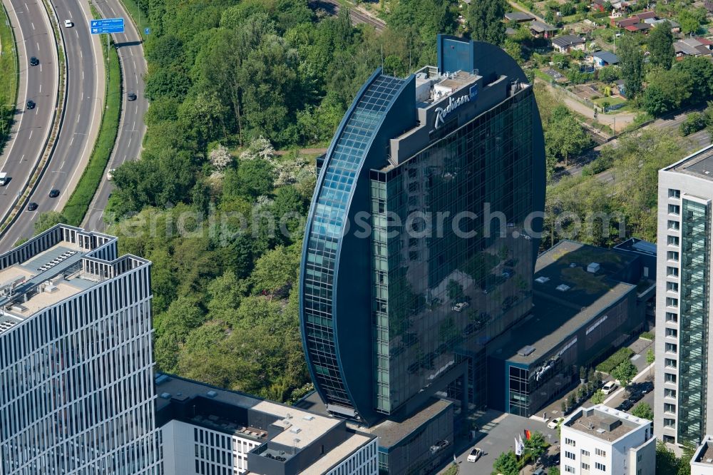 Frankfurt am Main from the bird's eye view: High-rise building of the hotel complex Radisson Blu Hotel an der Franklinstrasse in Frankfurt in the state Hesse