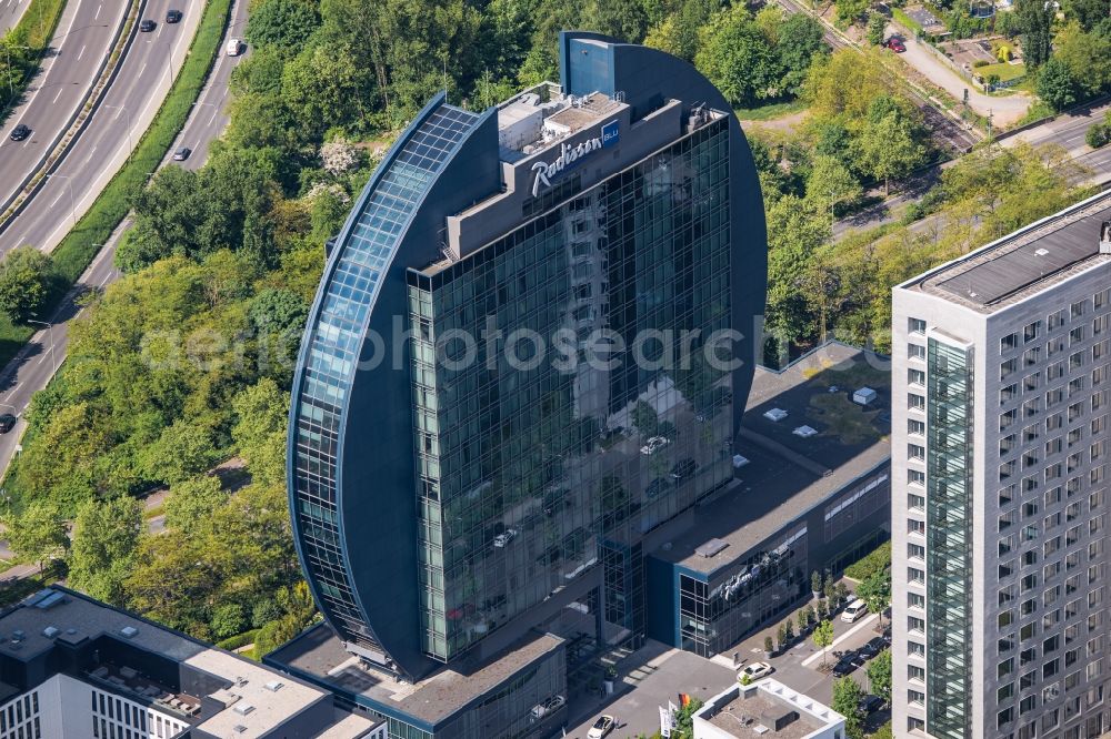 Aerial image Frankfurt am Main - High-rise building of the hotel complex Radisson Blu Hotel an der Franklinstrasse in Frankfurt in the state Hesse