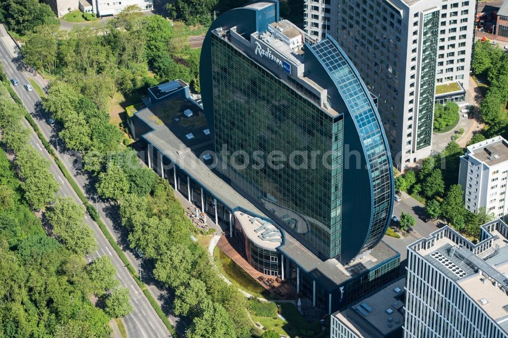 Aerial photograph Frankfurt am Main - High-rise building of the hotel complex Radisson Blu Hotel an der Franklinstrasse in Frankfurt in the state Hesse