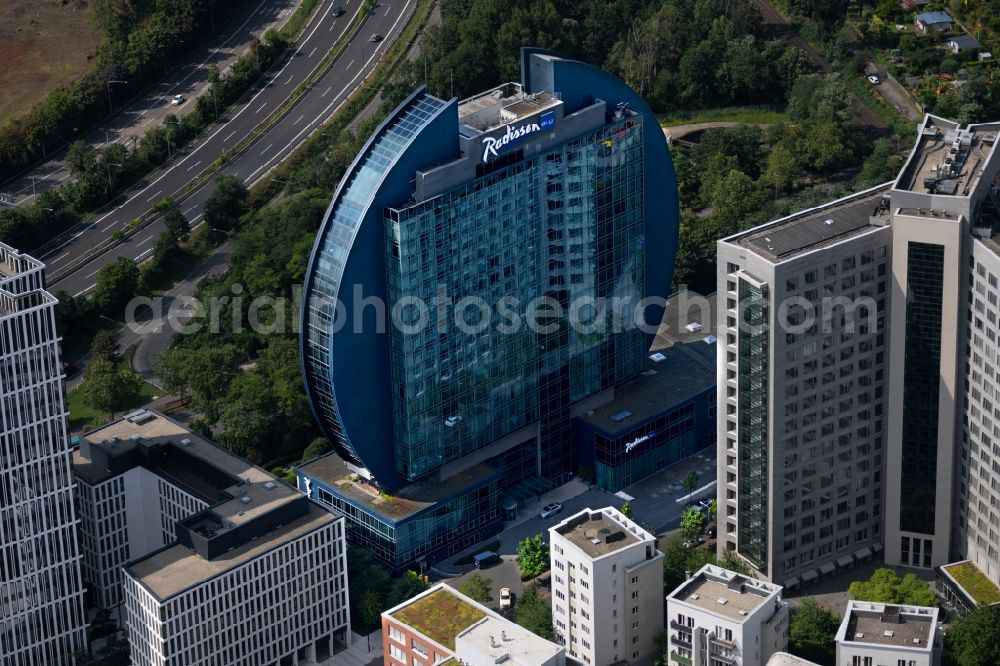 Aerial photograph Frankfurt am Main - High-rise building of the hotel complex Radisson Blu Hotel an der Franklinstrasse in Frankfurt in the state Hesse