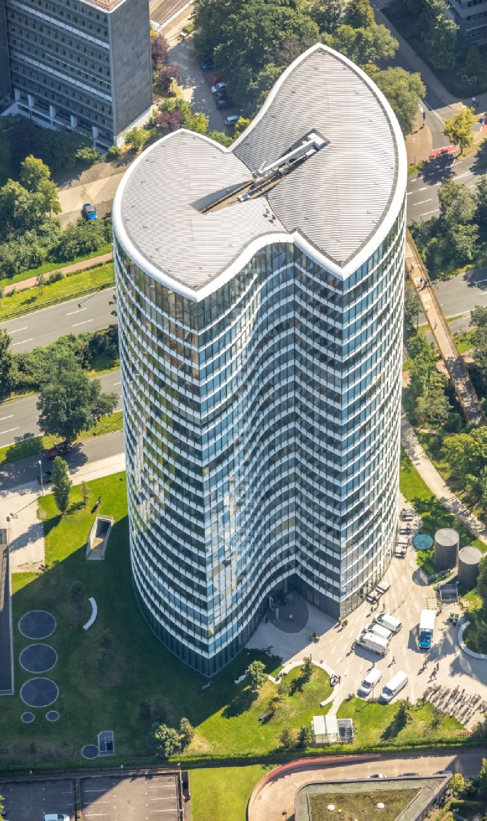 Aerial photograph Düsseldorf - High-rise building with offices at the Kennedydamm in Duesseldorf, North Rhine-Westphalia, Germany