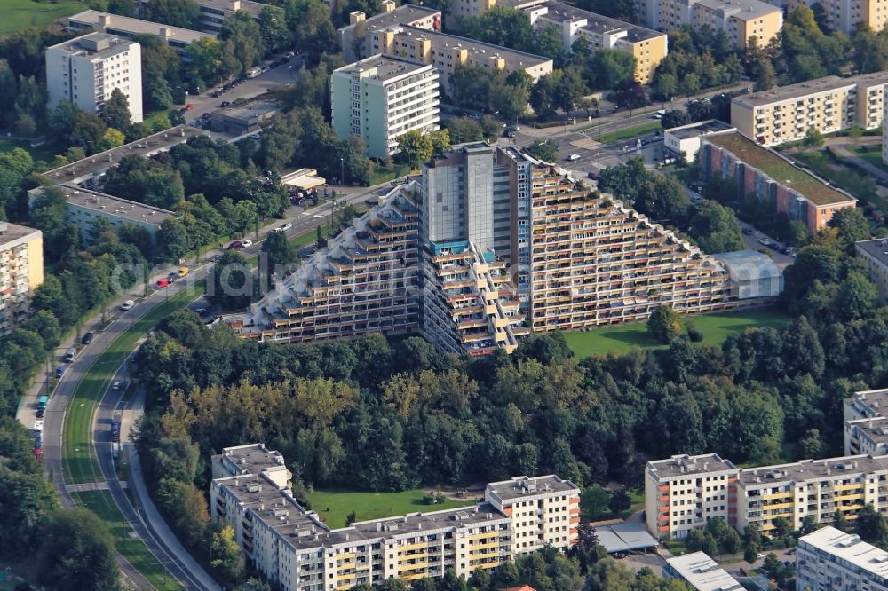 Aerial image München - High-rise buildings Pharao- Haus in Munich in the state Bavaria. The distinctive pyramid-shaped terrace residential building, known locally as short Pharaoh, lies between the Effnerstrasse and Cosimastrasse at Fritz-Meyer-Weg. Architect Karl Helmut Bayer