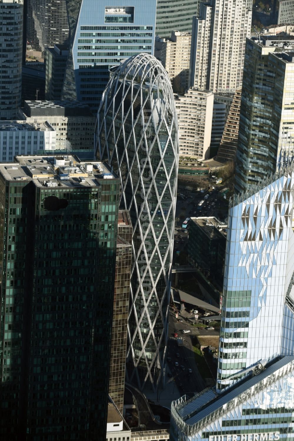 Paris Puteaux from the bird's eye view: High-rise building Tour D2 in the business quarter La Défense in Paris in Ile-de-France, France