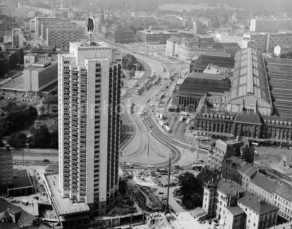 Leipzig from the bird's eye view: High rise building conservatory high rise in the Leipzig central station in Leipzig in the federal state Saxony