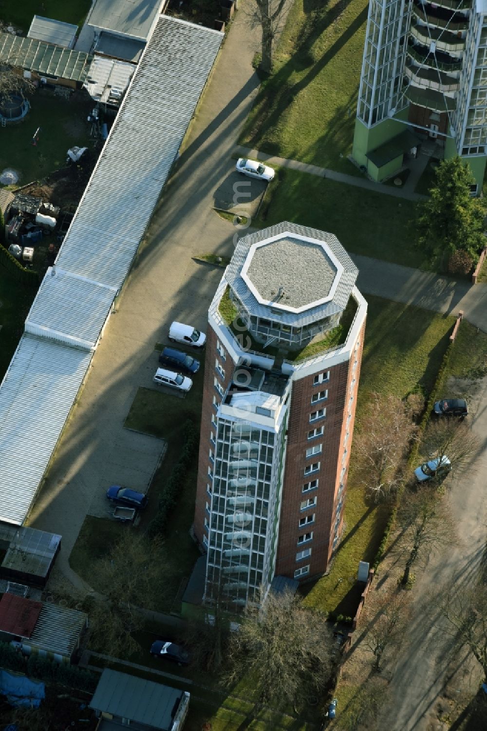 Fürstenwalde/Spree from the bird's eye view: High-rise buildings Wohnen im Wasserturm on Turmstrasse in Fuerstenwalde/Spree in the state Brandenburg