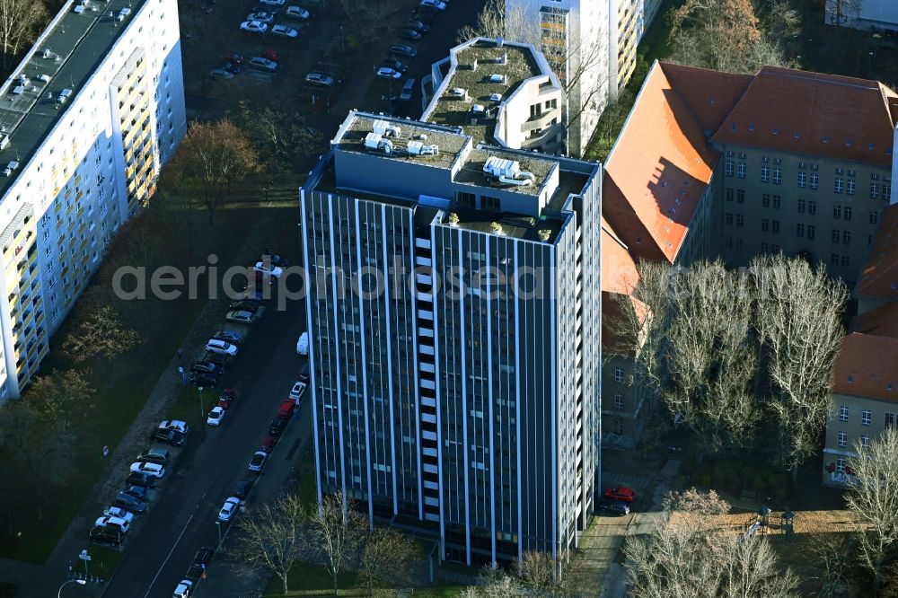 Aerial photograph Berlin - High-rise building in the residential area Andreasstrasse corner Singerstrasse in the district Friedrichshain in Berlin, Germany