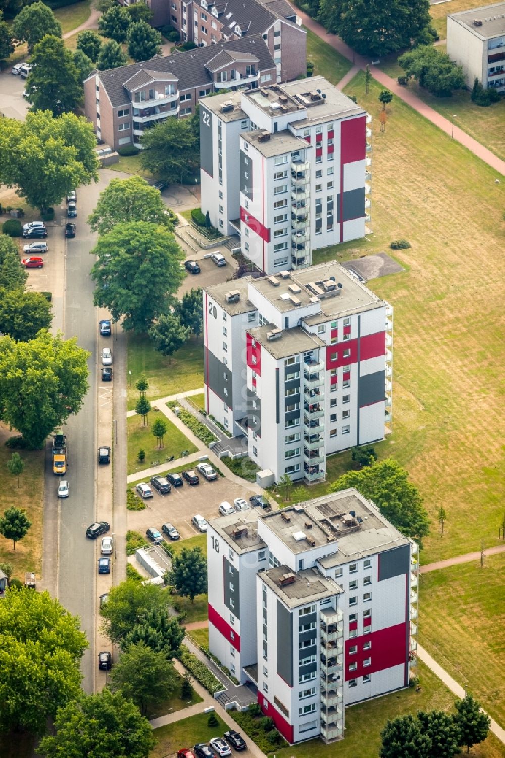 Aerial image Dinslaken - High-rise building in the residential area on Bassfeldshof in Dinslaken in the state North Rhine-Westphalia, Germany