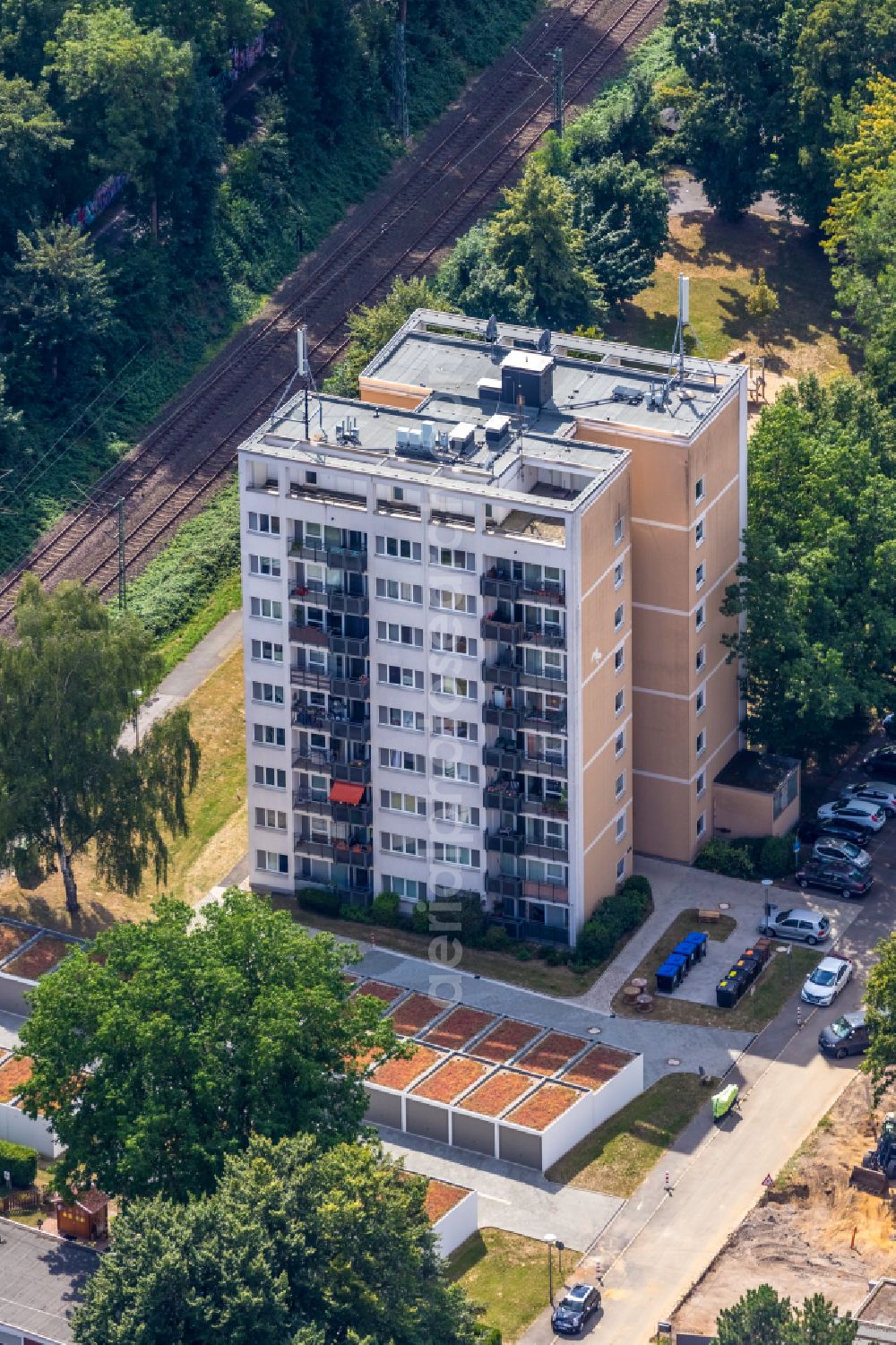 Aerial photograph Dortmund - High-rise building in the residential area with colorful horse motifs as facade cladding on street Espenstrasse in Dortmund at Ruhrgebiet in the state North Rhine-Westphalia, Germany