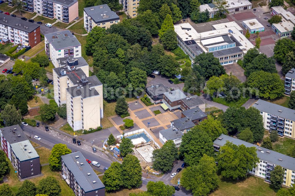 Castrop-Rauxel from the bird's eye view: High-rise building in the residential area on street Dresdener Strasse in the district Deininghausen in Castrop-Rauxel at Ruhrgebiet in the state North Rhine-Westphalia, Germany