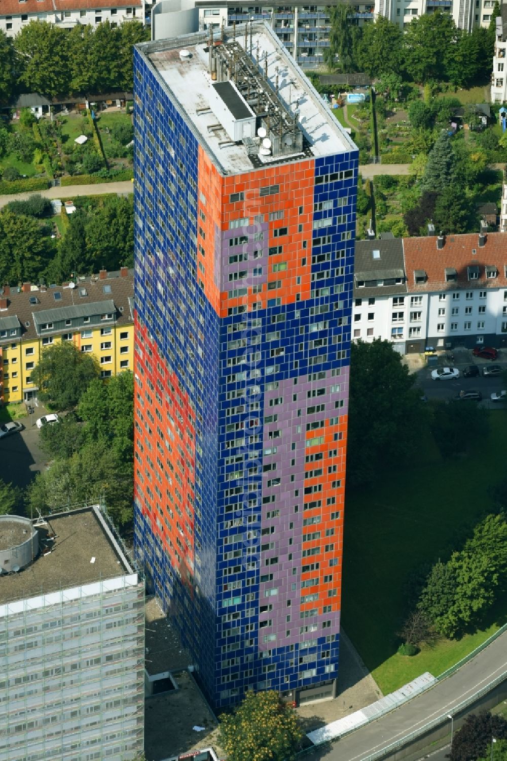 Köln from the bird's eye view: High-rise building in the residential area Herkules-Hochhaus on Graeffstrasse in Cologne in the state North Rhine-Westphalia, Germany