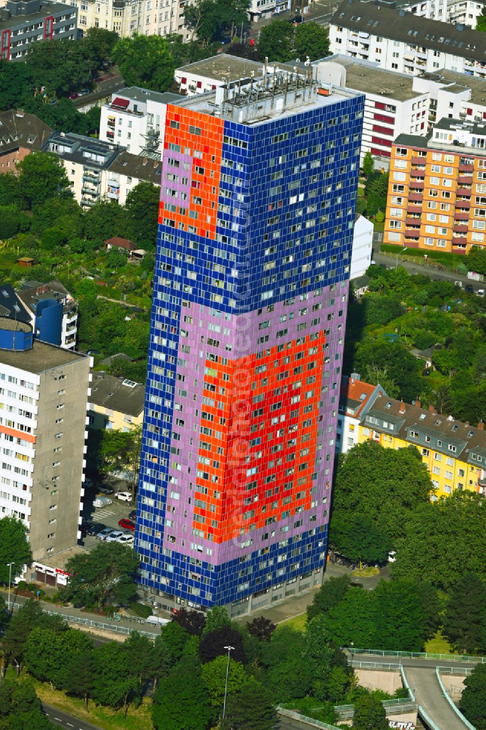 Aerial image Köln - High-rise building in the residential area Herkules-Hochhaus on Graeffstrasse in Cologne in the state North Rhine-Westphalia, Germany