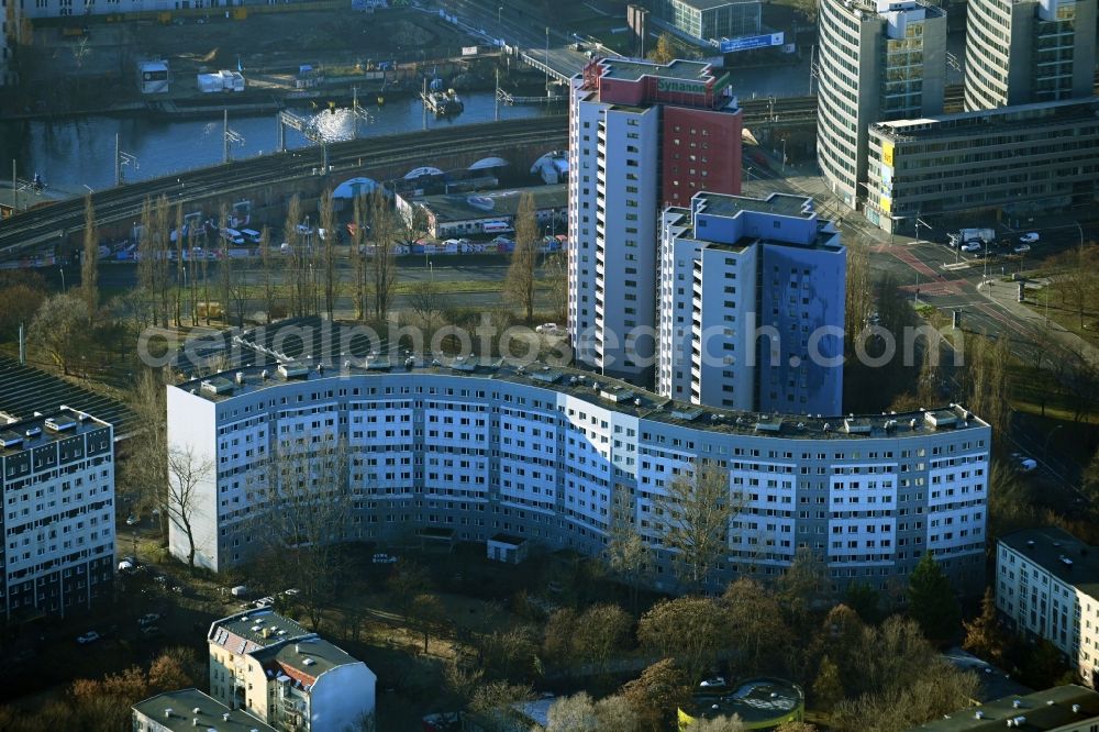 Aerial photograph Berlin - High-rise building in the residential area Lichtenberger Strasse - Holzmarktstrasse - Krautstrasse in the district Friedrichshain in Berlin, Germany