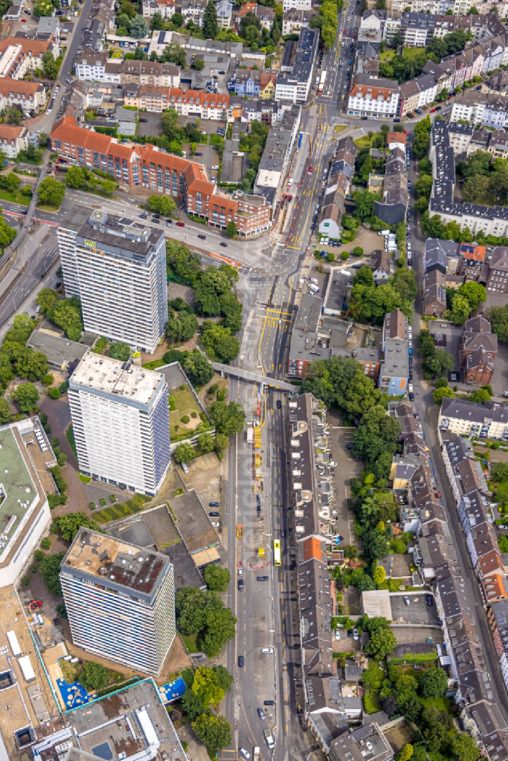 Mülheim an der Ruhr from the bird's eye view: High-rise building in the residential area on Hans-Bockler-Platz in Muelheim an der Ruhr in the Ruhr area in the state North Rhine-Westphalia, Germany