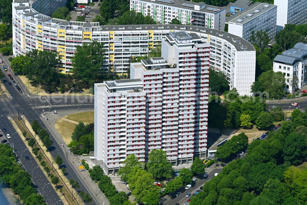 Berlin from the bird's eye view: High-rise building in the residential area on place Platz der Vereinten Nationen in the district Friedrichshain in Berlin, Germany