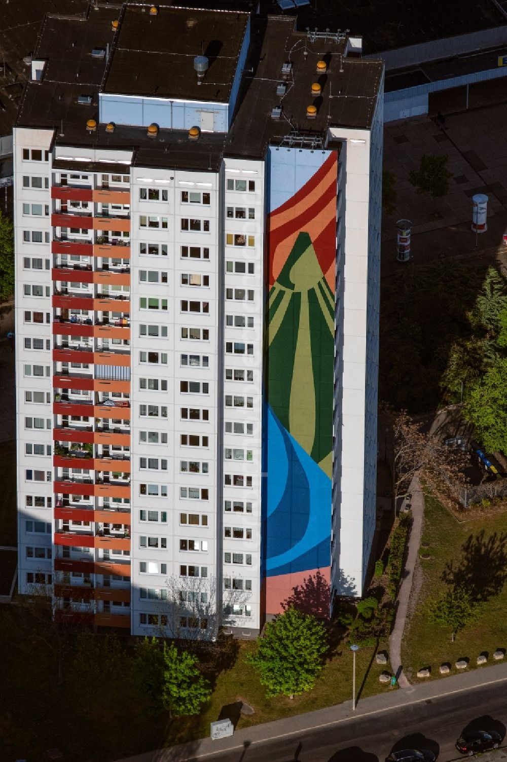 Erfurt from the bird's eye view: High-rise building in the residential area on Budapester Strasse in the district Moskauer Platz in Erfurt in the state Thuringia, Germany