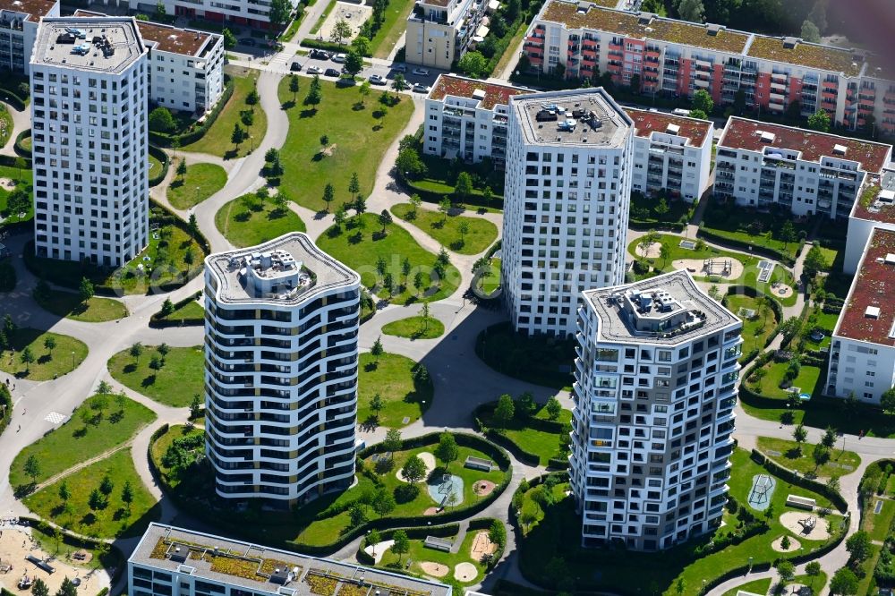 Aerial image München - High-rise building Isarbelle - Isar Tower Nord Sued - Alpengluehen und Sternenhimmel in the residential area on Koppstrasse - Sankt-Wendel-Strasse - Carola-Neher-Strasse in the district Obersendling in Munich in the state Bavaria, Germany