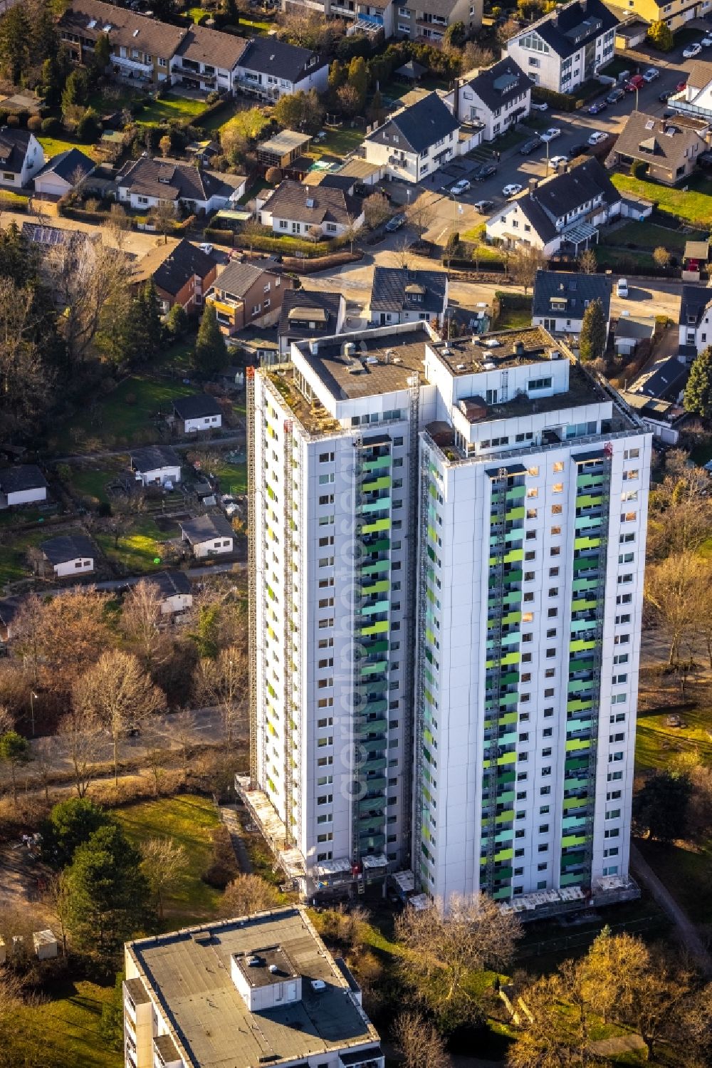 Hagen from the bird's eye view: High-rise building in the residential area on Pappelstrasse in Hagen at Ruhrgebiet in the state North Rhine-Westphalia, Germany