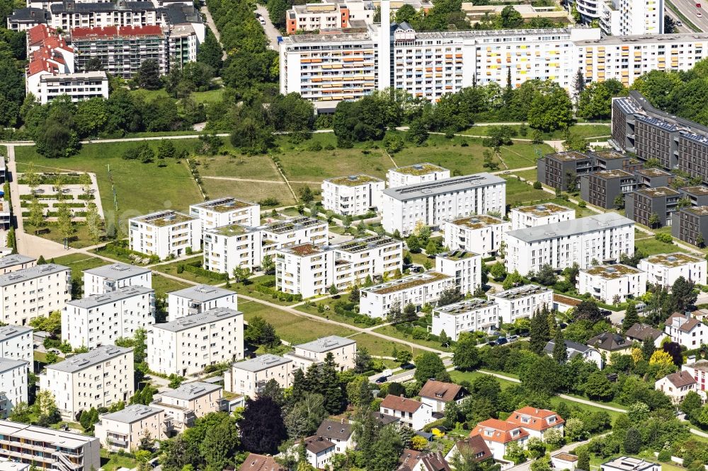 München from the bird's eye view: High-rise building in the residential area on Schroefelhofstr in Munich in the state Bavaria, Germany