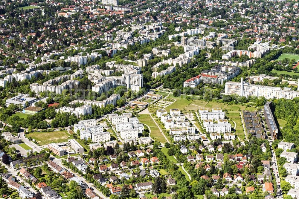 München from the bird's eye view: High-rise building in the residential area on Schroefelhofstr in Munich in the state Bavaria, Germany