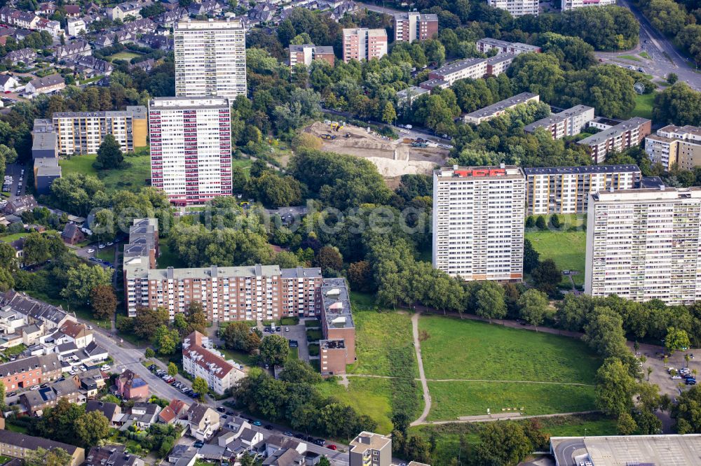 Hochheide from the bird's eye view: High-rise building in the residential area Weisser Riese between Husemannstrasse and Moerser Strasse in the district of Hochheide in Duisburg in the federal state of North Rhine-Westphalia, Germany