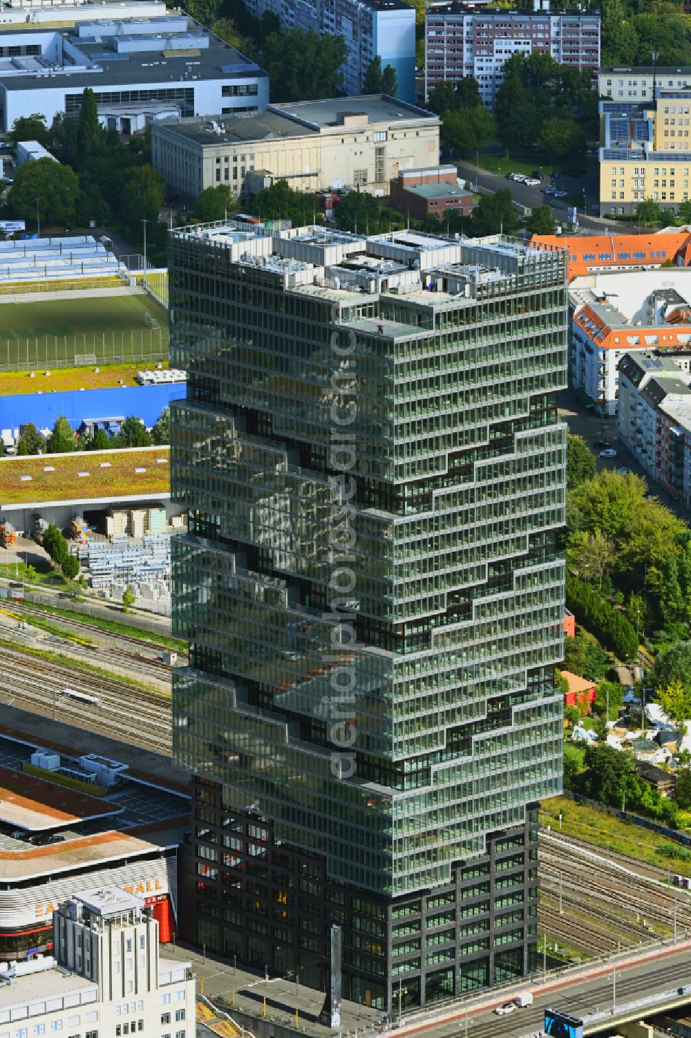 Aerial photograph Berlin - High-rise building complex EDGE East Side - Amazon Tower on Tamara-Danz-Strasse - Warschauer Bruecke - Helene-Ernst-Strasse in the Friedrichshain district in Berlin, Germany