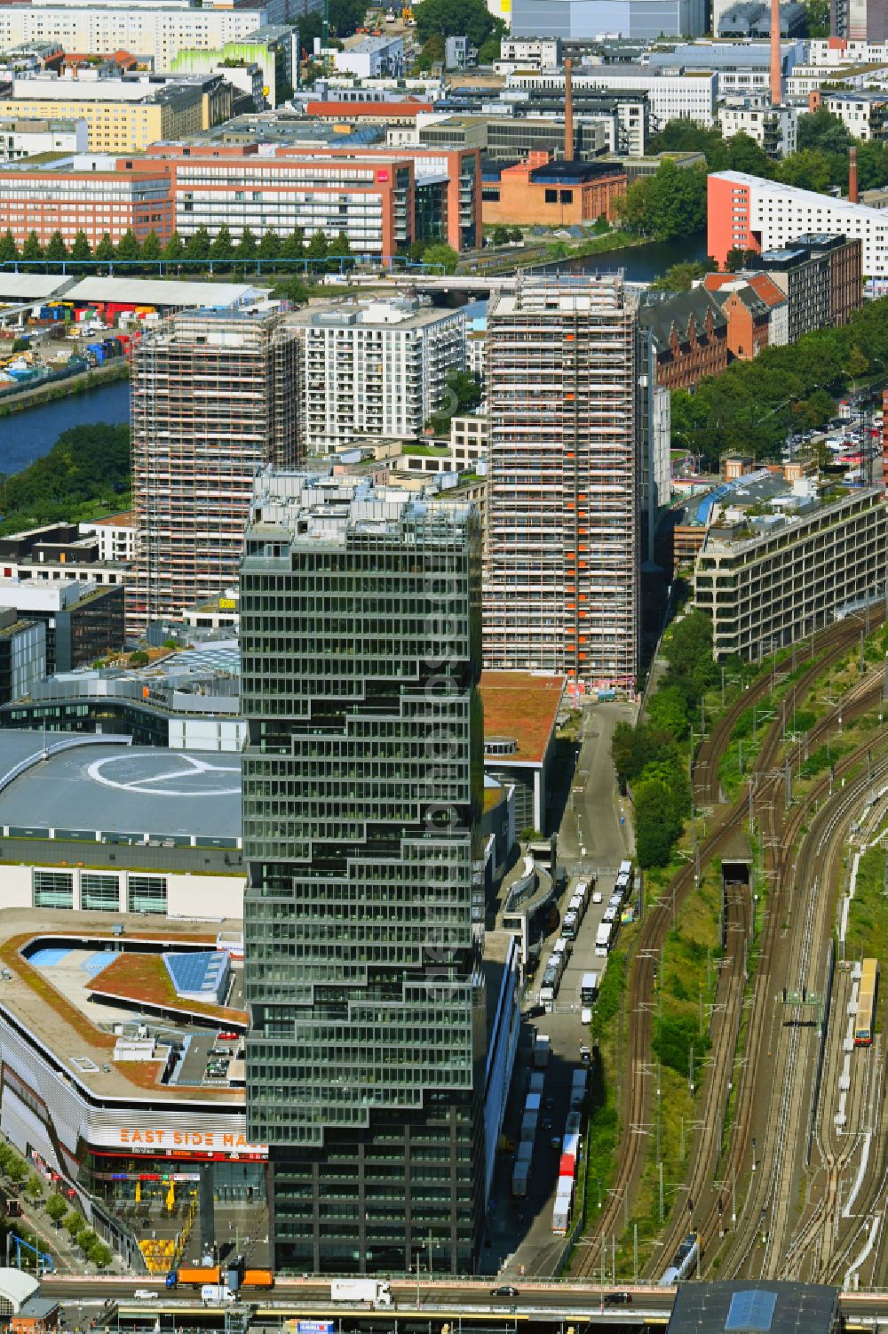 Aerial image Berlin - High-rise building complex EDGE East Side - Amazon Tower on Tamara-Danz-Strasse - Warschauer Bruecke - Helene-Ernst-Strasse in the Friedrichshain district in Berlin, Germany