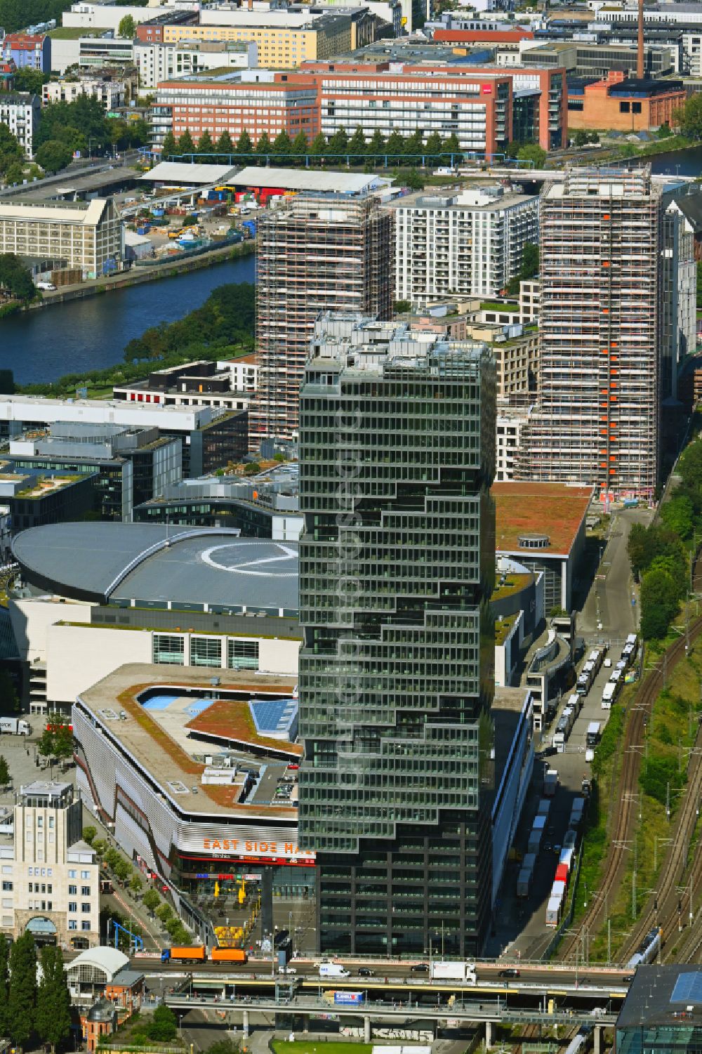 Aerial photograph Berlin - High-rise building complex EDGE East Side - Amazon Tower on Tamara-Danz-Strasse - Warschauer Bruecke - Helene-Ernst-Strasse in the Friedrichshain district in Berlin, Germany