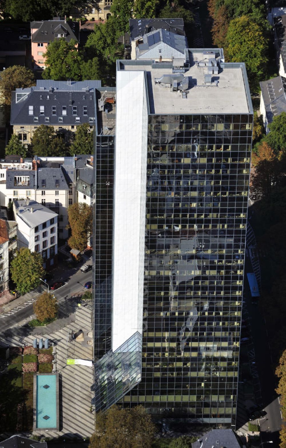 Frankfurt am Main from above - Das Hochhaus der Hochschule für Oekonomie und Management FOM an der Straße Grüneburgweg in Frankfurt-Westend, Hessen. The highrise of the university for economy and management at the street Grüneburgweg in Frankfurt Westend, Hessen.