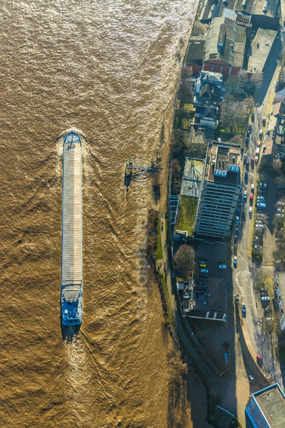 Aerial image Duisburg - High-rise building of the hotel complex Hotel Rheingarten on Koenigstrasse in the district Homberg in Duisburg in the state North Rhine-Westphalia, Germany