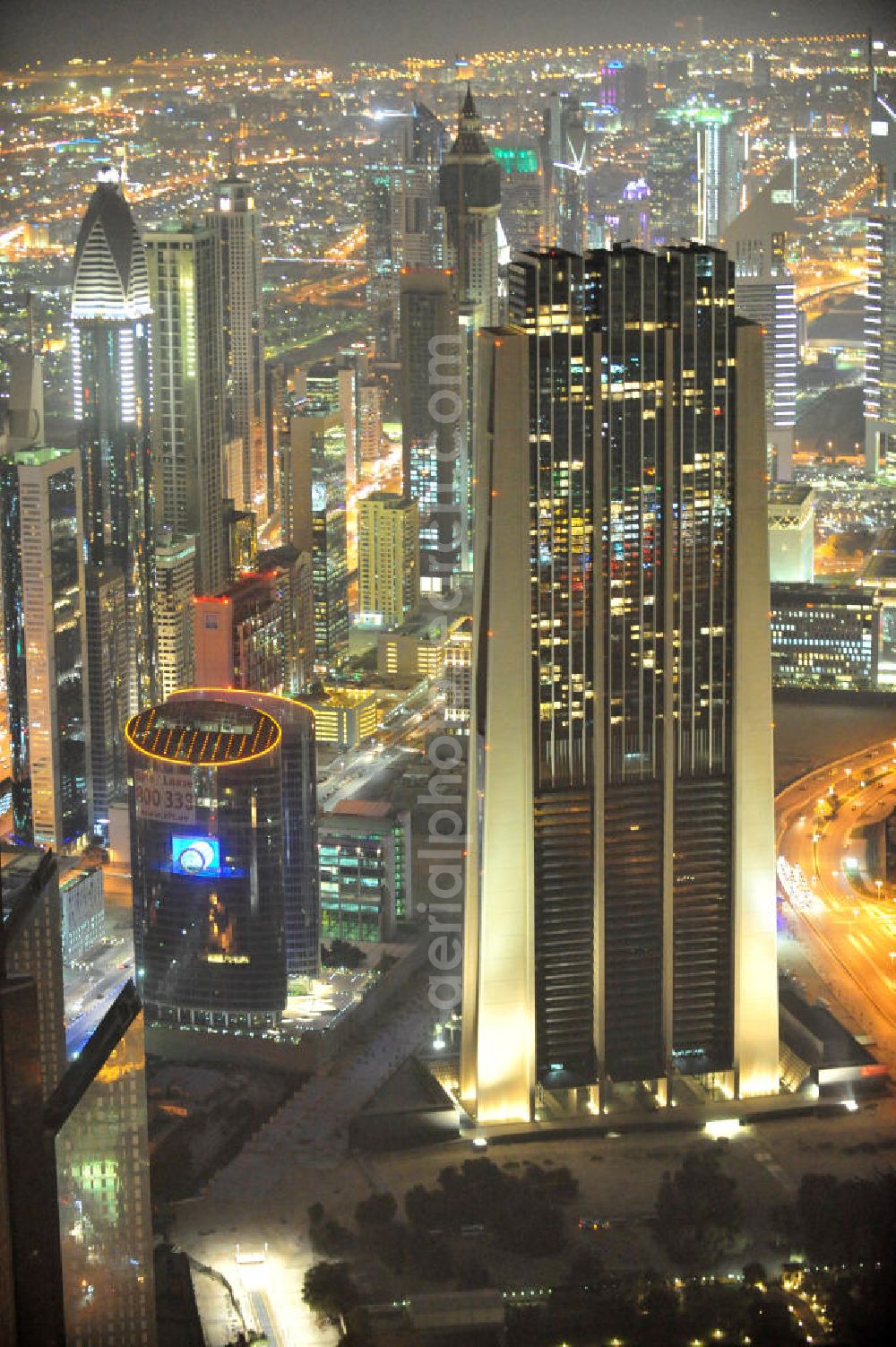 DUBAI / DUBAYY from above - Nachtluftbild vom Hochhaus The Index Building im Dubai International Financial Centre. Das Büro- und Geschäftshaus entstand nach Entwürfen des Architektenbüros Foster + Partners , es zählt zu den bekanntesten Architekturbüros der Welt. Night aerial view of The Index Building skyscraper in the Dubai International Financial Centre.