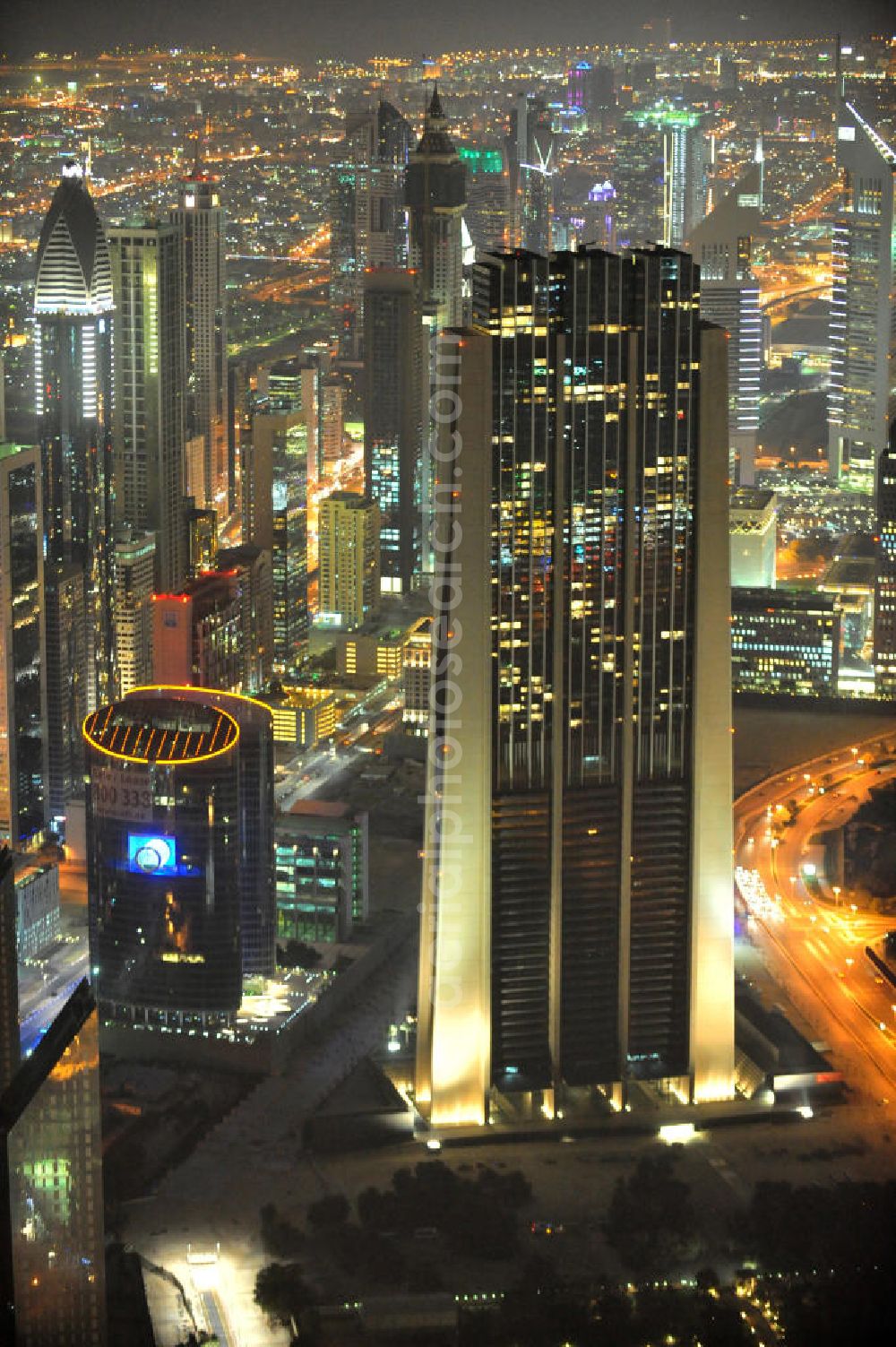 DUBAI / DUBAYY from the bird's eye view: Nachtluftbild vom Hochhaus The Index Building im Dubai International Financial Centre. Das Büro- und Geschäftshaus entstand nach Entwürfen des Architektenbüros Foster + Partners , es zählt zu den bekanntesten Architekturbüros der Welt. Night aerial view of The Index Building skyscraper in the Dubai International Financial Centre.