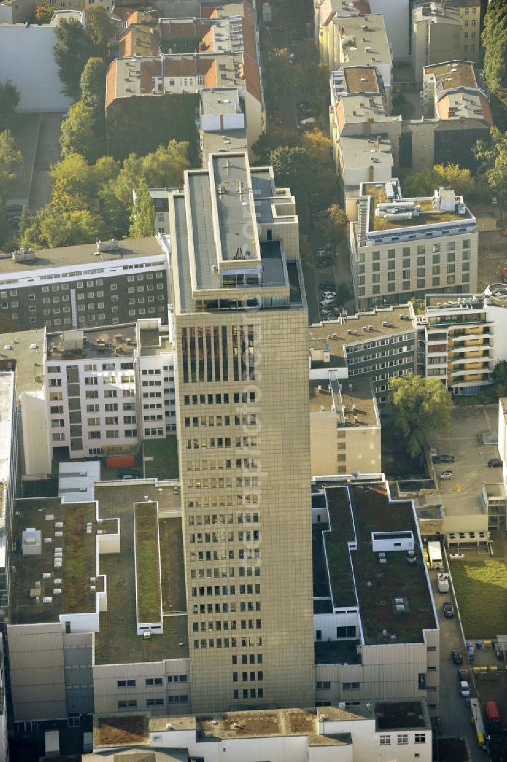 Berlin - Charlottenburg from the bird's eye view: Blick auf das Hochhaus am Kudamm Carrée in Berlin- Charlottenburg. Das Hochhaus ist nach der Vollsanierung 1995 eines der modernsten Bürogebäude in Berlin. View of the skyscraper at the Kurfürstendamm Carrée in Berlin-Charlottenburg . The high-rise after the full restoration in 1995 is one of the most modern office building in Berlin.