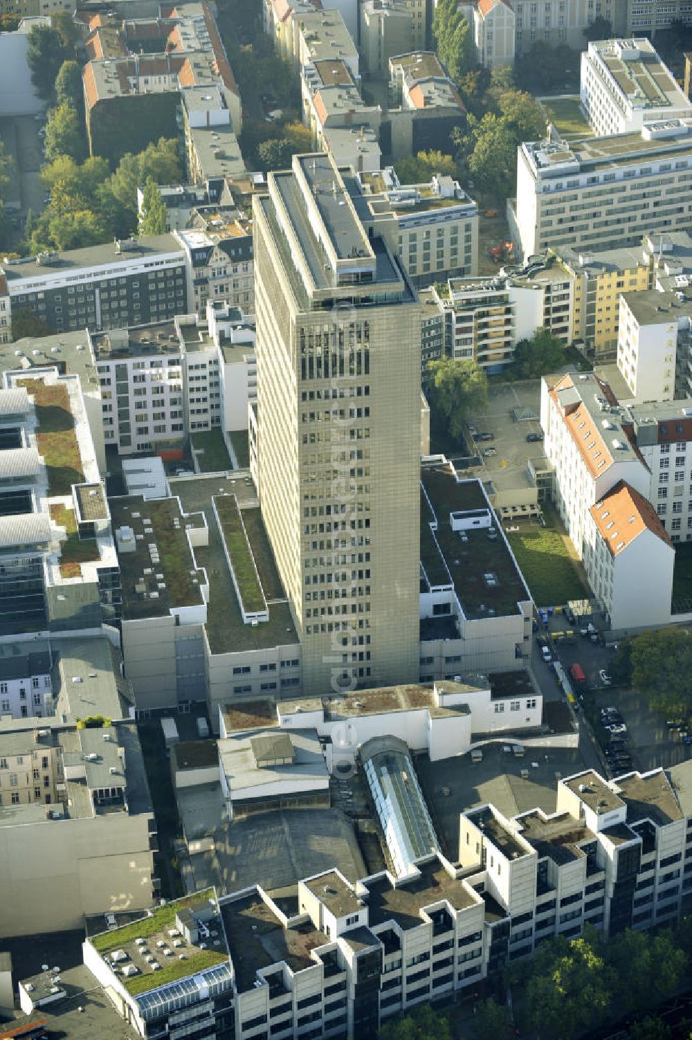 Aerial image Berlin - Charlottenburg - Blick auf das Hochhaus am Kudamm Carrée in Berlin- Charlottenburg. Das Hochhaus ist nach der Vollsanierung 1995 eines der modernsten Bürogebäude in Berlin. View of the skyscraper at the Kurfürstendamm Carrée in Berlin-Charlottenburg . The high-rise after the full restoration in 1995 is one of the most modern office building in Berlin.