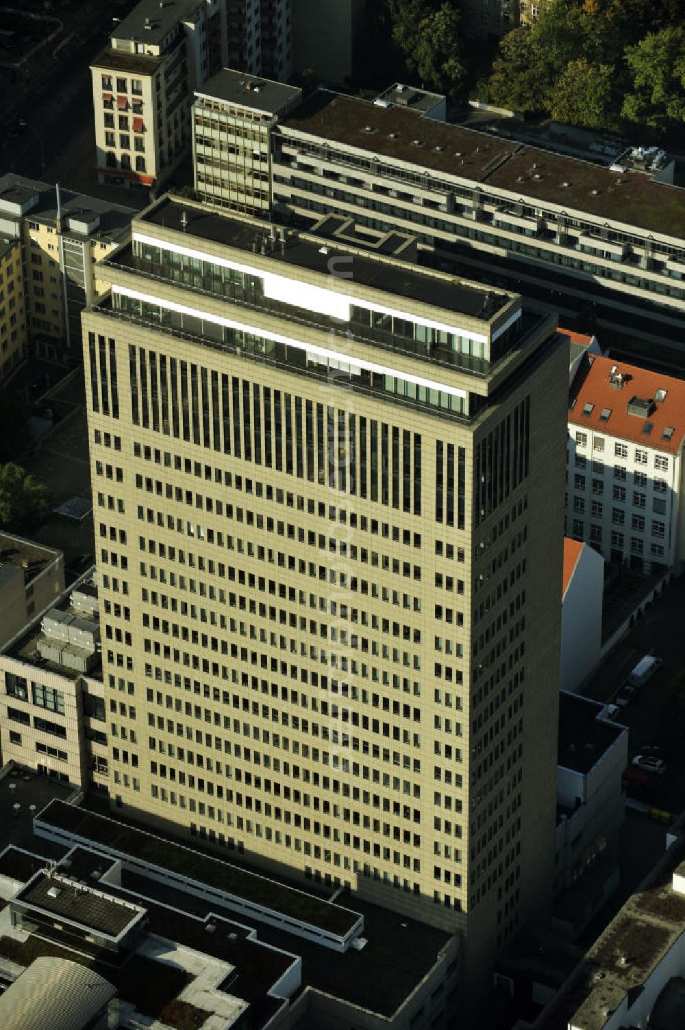 Berlin - Charlottenburg from the bird's eye view: Blick auf das Hochhaus am Kudamm Carrée in Berlin- Charlottenburg. Das Hochhaus ist nach der Vollsanierung 1995 eines der modernsten Bürogebäude in Berlin. View of the skyscraper at the Kurfürstendamm Carrée in Berlin-Charlottenburg . The high-rise after the full restoration in 1995 is one of the most modern office building in Berlin.