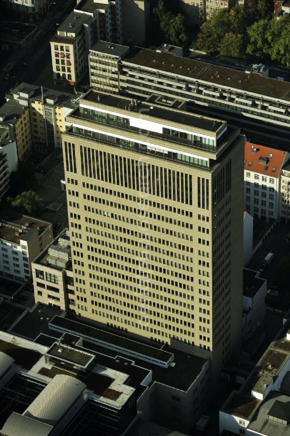 Aerial image Berlin - Charlottenburg - Blick auf das Hochhaus am Kudamm Carrée in Berlin- Charlottenburg. Das Hochhaus ist nach der Vollsanierung 1995 eines der modernsten Bürogebäude in Berlin. View of the skyscraper at the Kurfürstendamm Carrée in Berlin-Charlottenburg . The high-rise after the full restoration in 1995 is one of the most modern office building in Berlin.