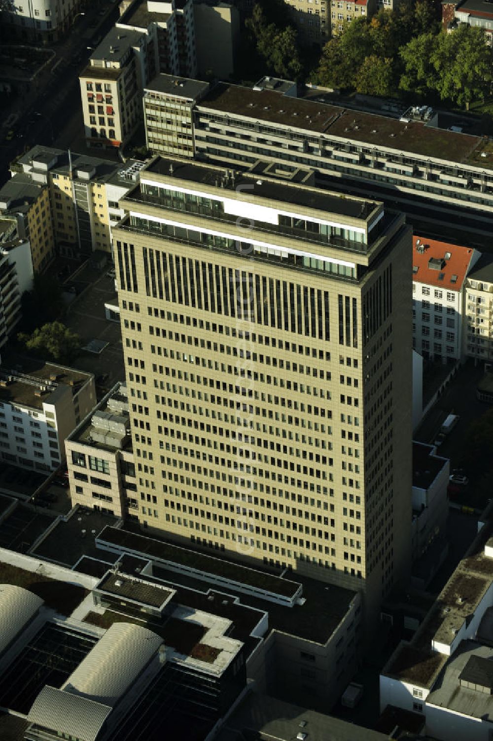 Aerial photograph Berlin - Charlottenburg - Blick auf das Hochhaus am Kudamm Carrée in Berlin- Charlottenburg. Das Hochhaus ist nach der Vollsanierung 1995 eines der modernsten Bürogebäude in Berlin. View of the skyscraper at the Kurfürstendamm Carrée in Berlin-Charlottenburg . The high-rise after the full restoration in 1995 is one of the most modern office building in Berlin.