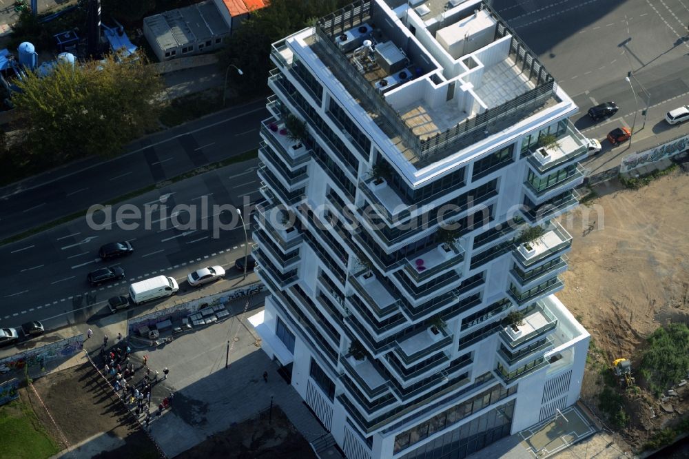 Berlin from the bird's eye view: Project Living Levels at Muhlenstrasse on the banks of the River Spree in Berlin - Friedrichshain. On the grounds of the Berlin Wall border strip at the EastSideGallery, the company Living Bauhaus is building a futuristic high-rise residential. The real estate service company City & Home GmbH manages the available apartments