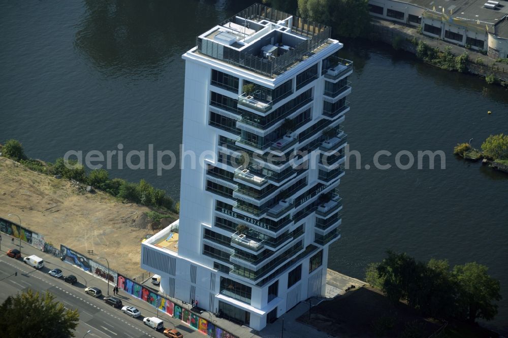 Berlin from the bird's eye view: Project Living Levels at Muhlenstrasse on the banks of the River Spree in Berlin - Friedrichshain. On the grounds of the Berlin Wall border strip at the EastSideGallery, the company Living Bauhaus is building a futuristic high-rise residential. The real estate service company City & Home GmbH manages the available apartments