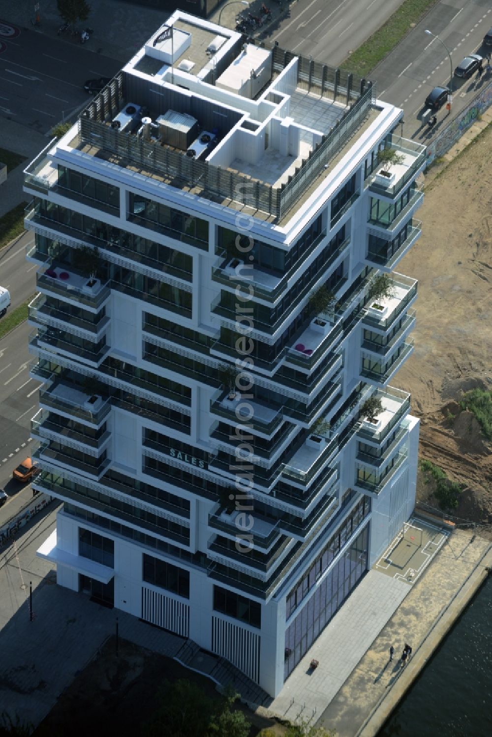 Aerial photograph Berlin - Project Living Levels at Muhlenstrasse on the banks of the River Spree in Berlin - Friedrichshain. On the grounds of the Berlin Wall border strip at the EastSideGallery, the company Living Bauhaus is building a futuristic high-rise residential. The real estate service company City & Home GmbH manages the available apartments