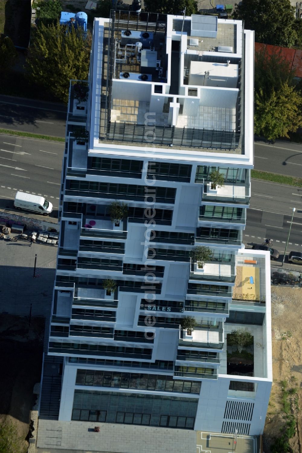 Berlin from the bird's eye view: Project Living Levels at Muhlenstrasse on the banks of the River Spree in Berlin - Friedrichshain. On the grounds of the Berlin Wall border strip at the EastSideGallery, the company Living Bauhaus is building a futuristic high-rise residential. The real estate service company City & Home GmbH manages the available apartments