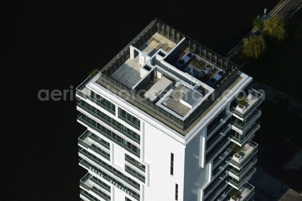 Aerial photograph Berlin - Project Living Levels at Muhlenstrasse on the banks of the River Spree in Berlin - Friedrichshain. On the grounds of the Berlin Wall border strip at the EastSideGallery, the company Living Bauhaus is building a futuristic high-rise residential. The real estate service company City & Home GmbH manages the available apartments