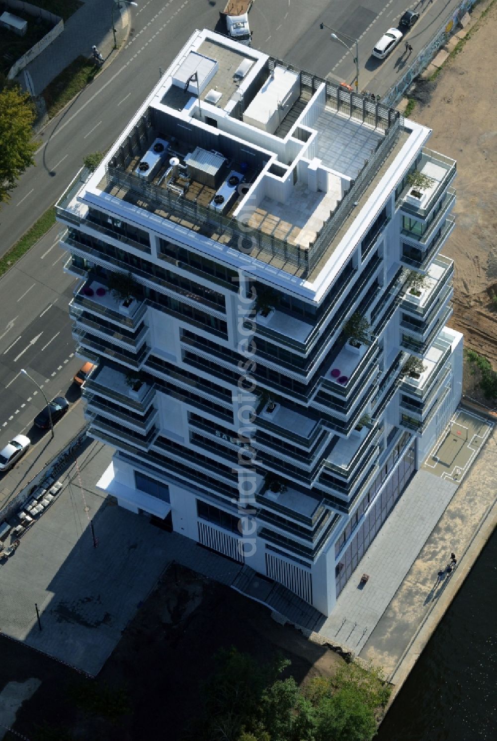 Aerial photograph Berlin - Project Living Levels at Muhlenstrasse on the banks of the River Spree in Berlin - Friedrichshain. On the grounds of the Berlin Wall border strip at the EastSideGallery, the company Living Bauhaus is building a futuristic high-rise residential. The real estate service company City & Home GmbH manages the available apartments