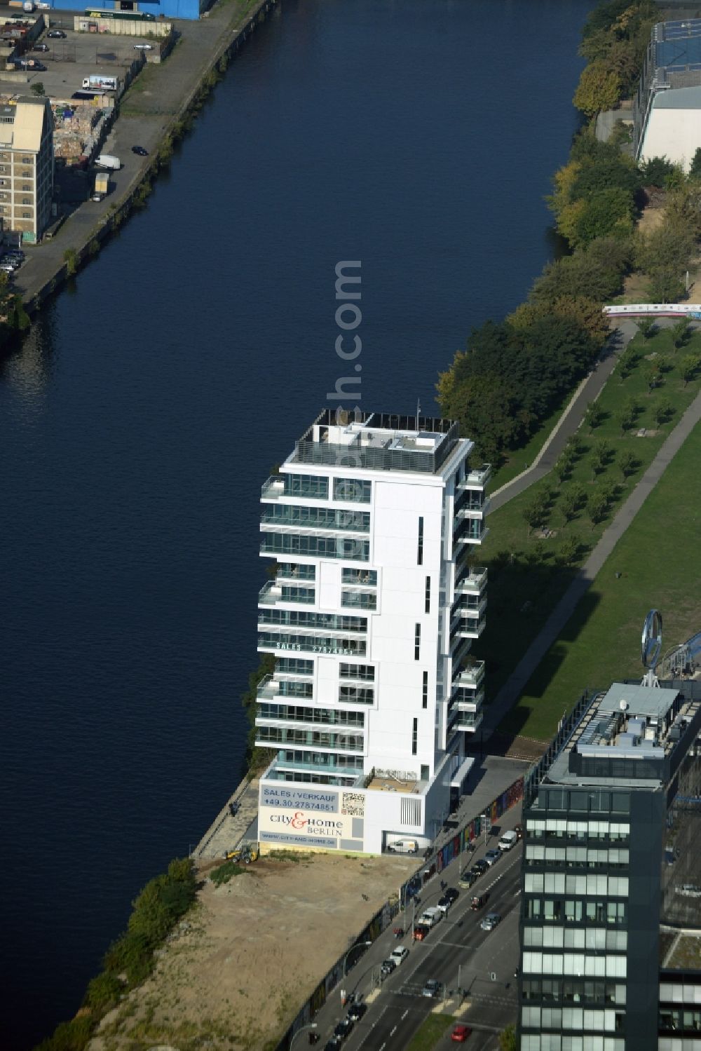 Berlin from the bird's eye view: Project Living Levels at Muhlenstrasse on the banks of the River Spree in Berlin - Friedrichshain. On the grounds of the Berlin Wall border strip at the EastSideGallery, the company Living Bauhaus is building a futuristic high-rise residential. The real estate service company City & Home GmbH manages the available apartments