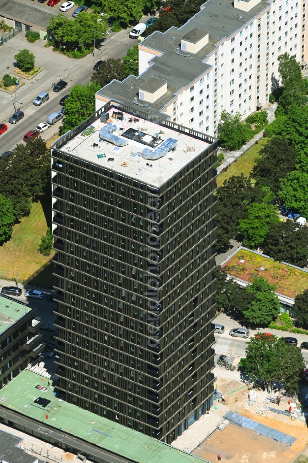 Aerial photograph Berlin - High-rise construction site for a new residential and commercial building Theodor-Loos-Weg corner Wutzkyallee in the district Buckow in Berlin, Germany